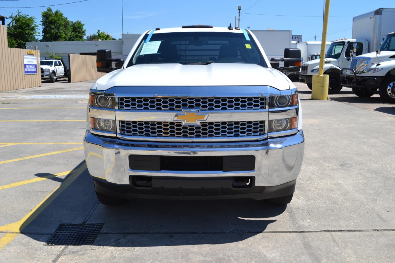 2019 WHITE /BLACK CHEVROLET 3500 with an VORTEC 6.0L V8 engine, AUTOMATIC transmission, located at 9172 North Fwy, Houston, TX, 77037, (713) 910-6868, 29.887470, -95.411903 - 13,200LB GVWR, 9FT FLATBED, 98" WIDE, GOOSNECK/BUMPER PULL HITCH, POWER WINDOWS, LOCKS, & MIRRORS, COLD A/C - Photo#1